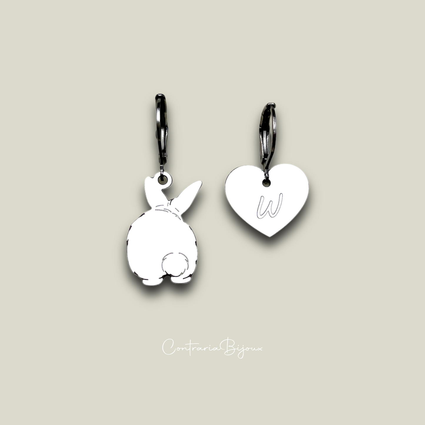Orecchini coniglietto codino pon pon e cuore con iniziale incisa / orecchini coniglietto personalizzato / cuore con incisione / orecchini coniglio codino pon pon - ContrariaBijoux
