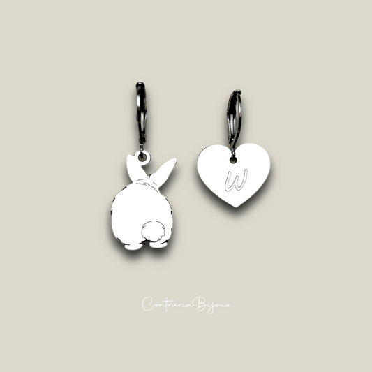 Orecchini coniglietto codino pon pon e cuore con iniziale incisa / orecchini coniglietto personalizzato / cuore con incisione / orecchini coniglio codino pon pon - ContrariaBijoux