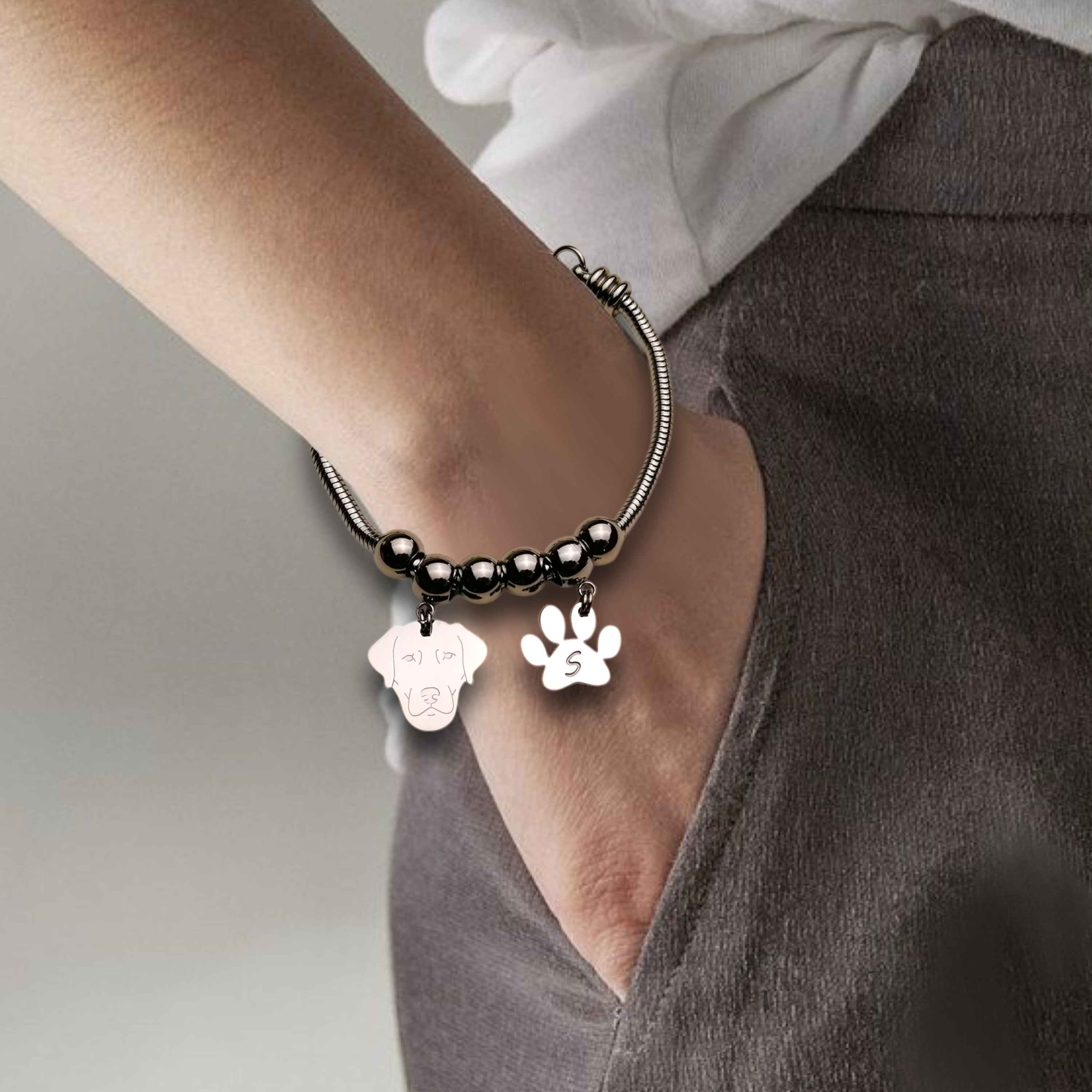 Bracciale cane Labrador, Ciondolo Labrador e zampa con iniziale incisa, Bracciale personalizzato Labrador