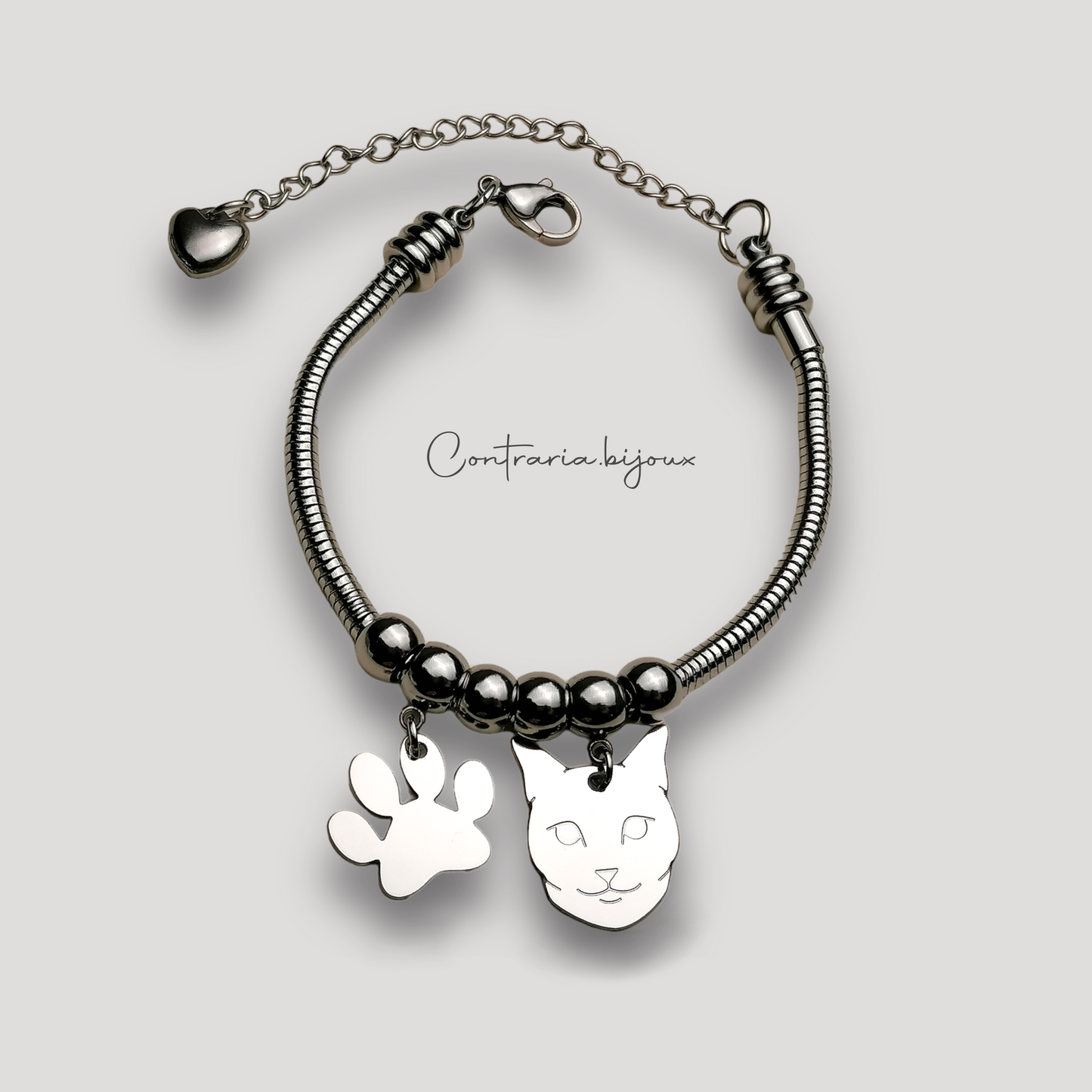 Bracciale muso Gatto, Bracciale con ciondolo gatto europeo e zampa con iniziale incisa - ContrariaBijoux