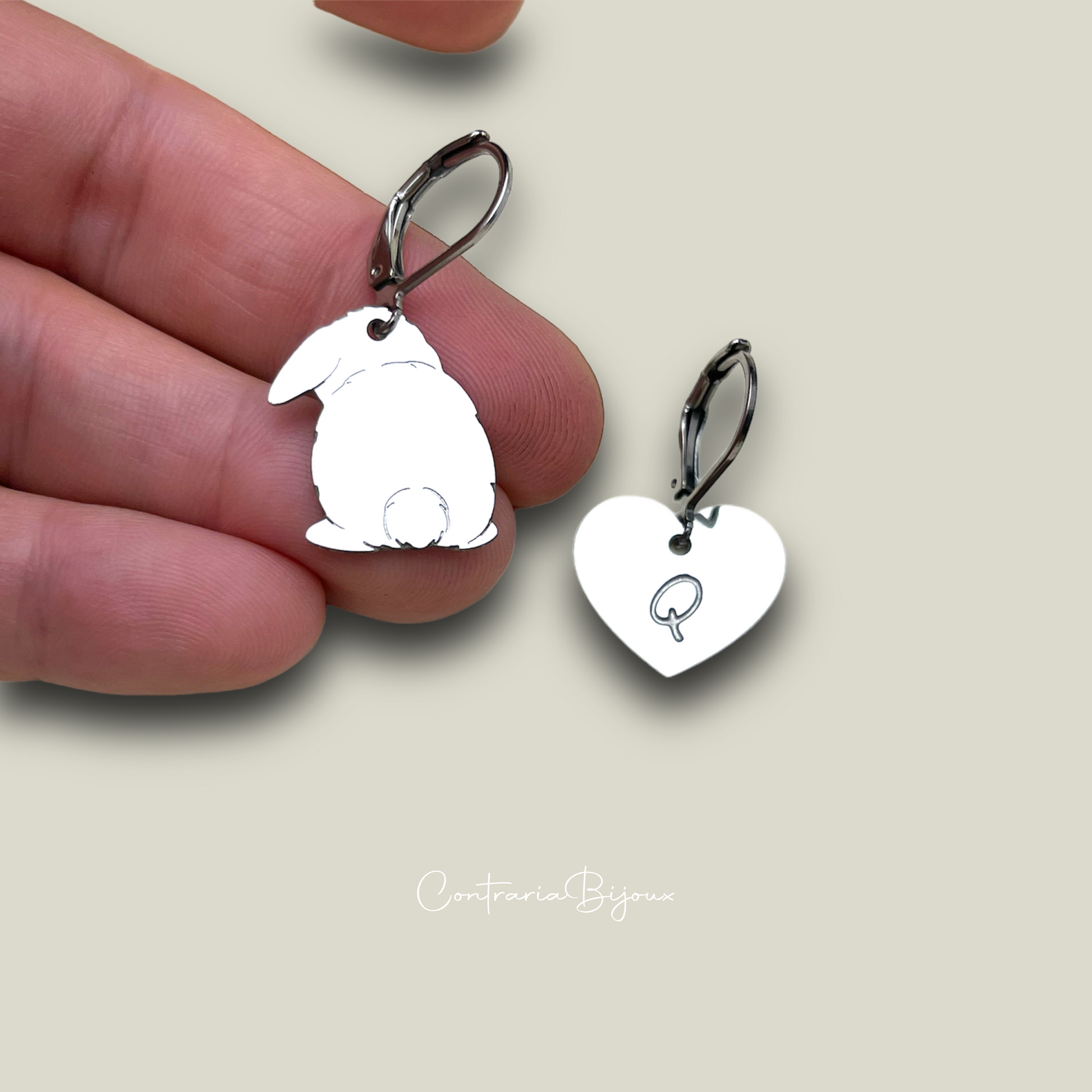 Orecchini coniglietto e cuore con iniziale / orecchini cuore con iniziale incisa / orecchini coniglietto / orecchini coniglio codino pon pon - ContrariaBijoux