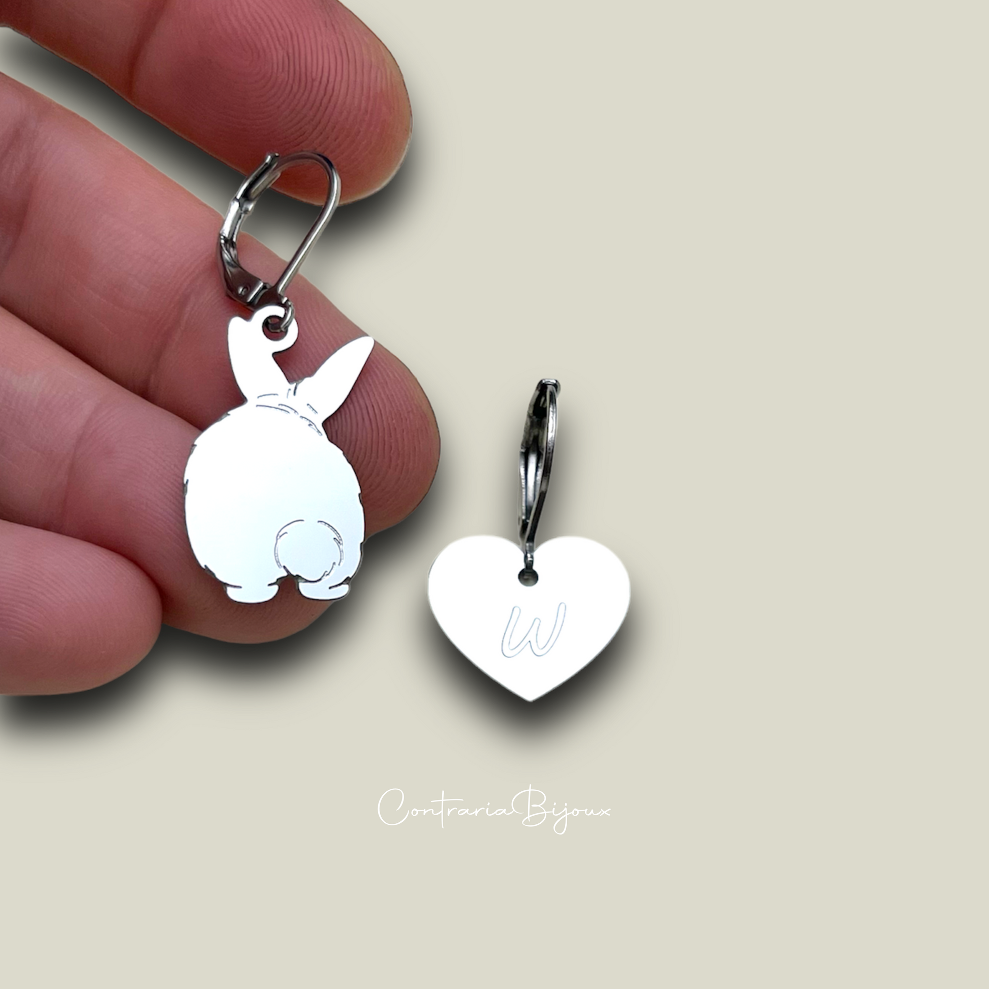 Orecchini coniglietto codino pon pon e cuore con iniziale incisa / orecchini coniglietto personalizzato / cuore con incisione / orecchini coniglio codino pon pon - ContrariaBijoux