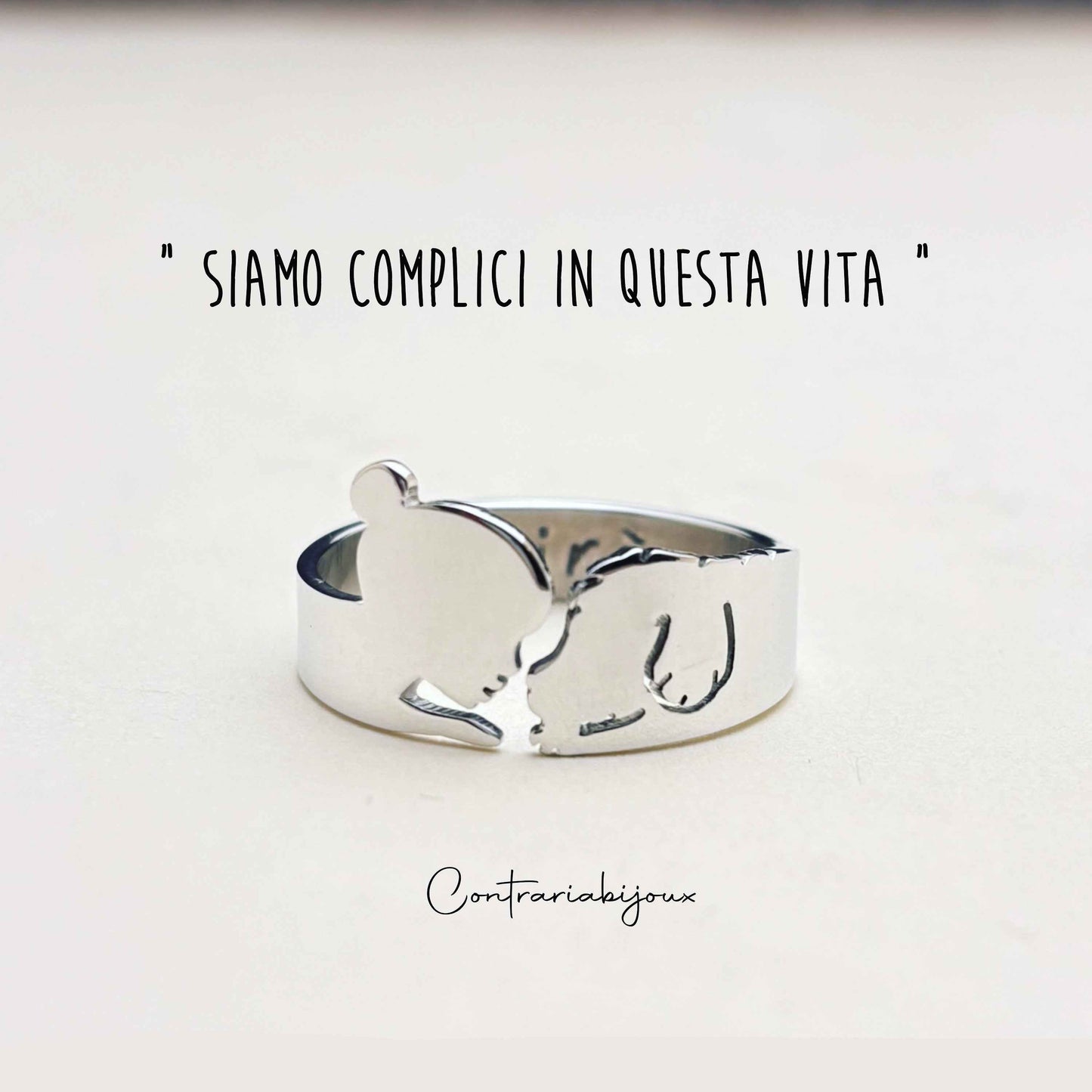 Anello cane Malamut e ragazza sdraiata