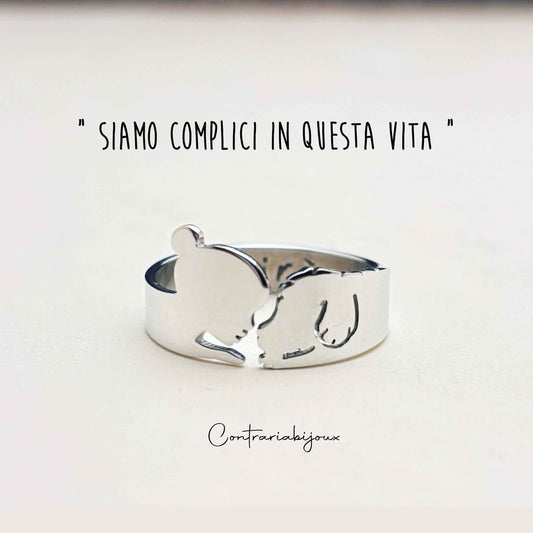 Anello cane Malamut e ragazza sdraiata