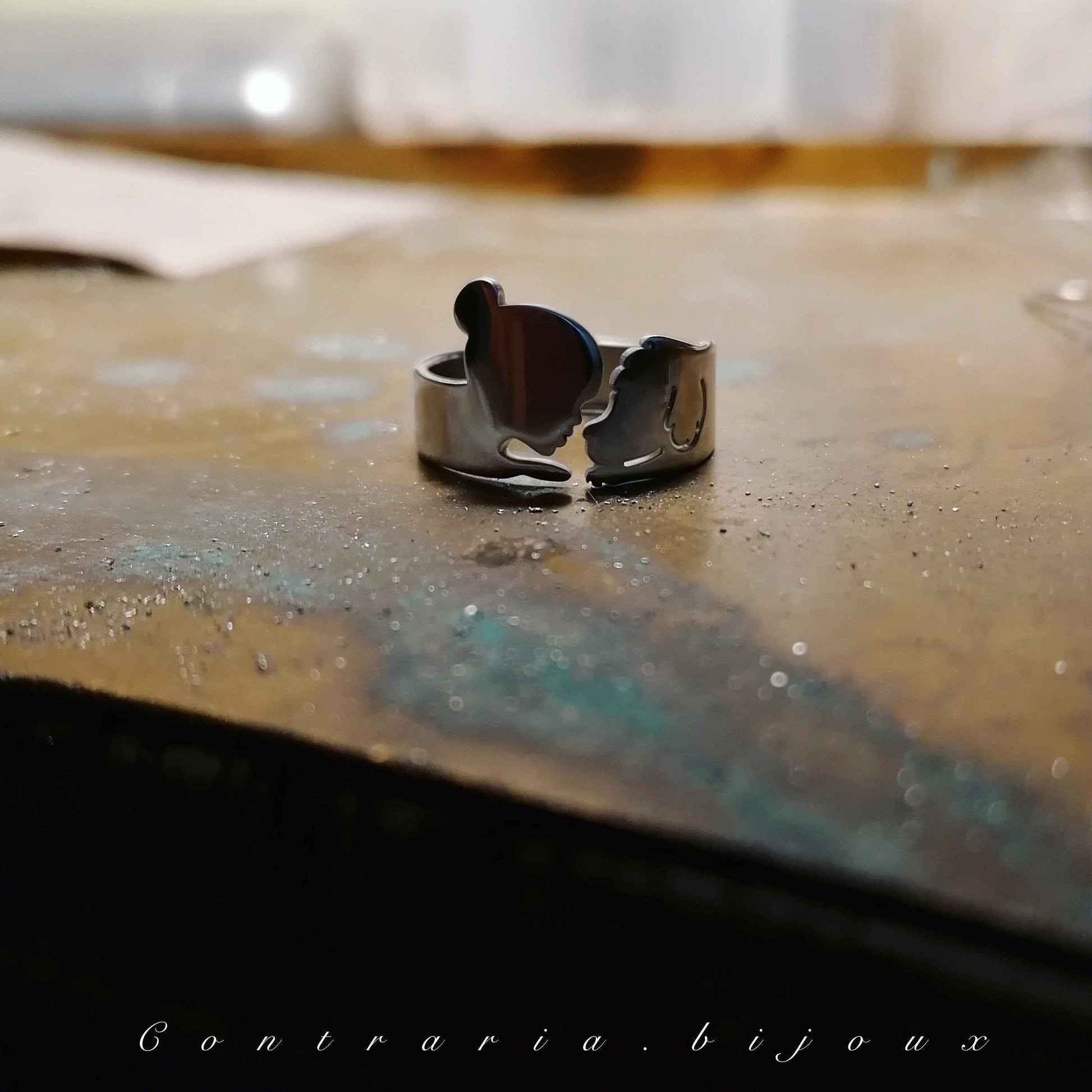 Anello cane e ragazza sdraiata - Anello con cane e ragazza sdraiati - ContrariaBijoux