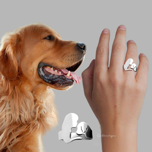 Anello che raffigura la sagoma di una ragazza di profilo che accarezza il muso di un cane Golden retriever di profilo