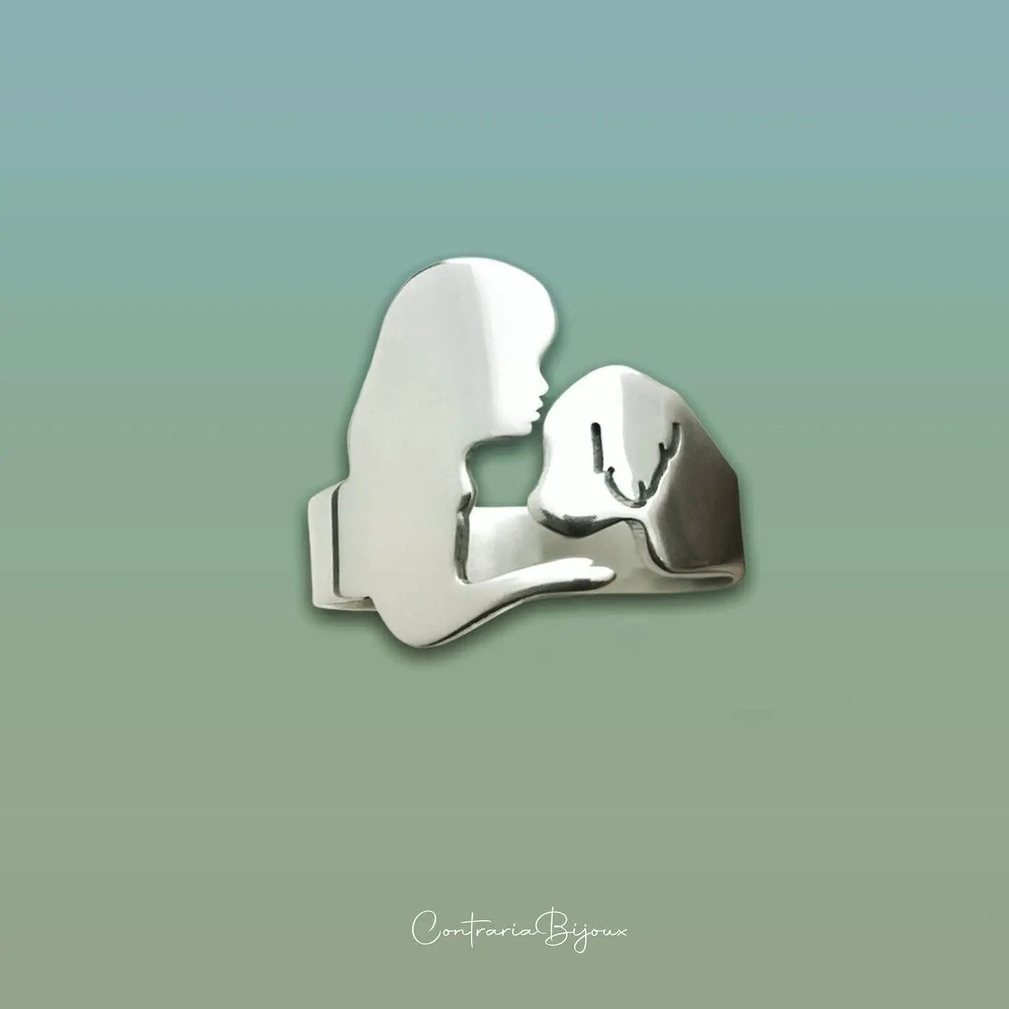 Anello che raffigura la sagoma di una ragazza di profilo che accarezza il muso di un cane Golden retriever di profilo