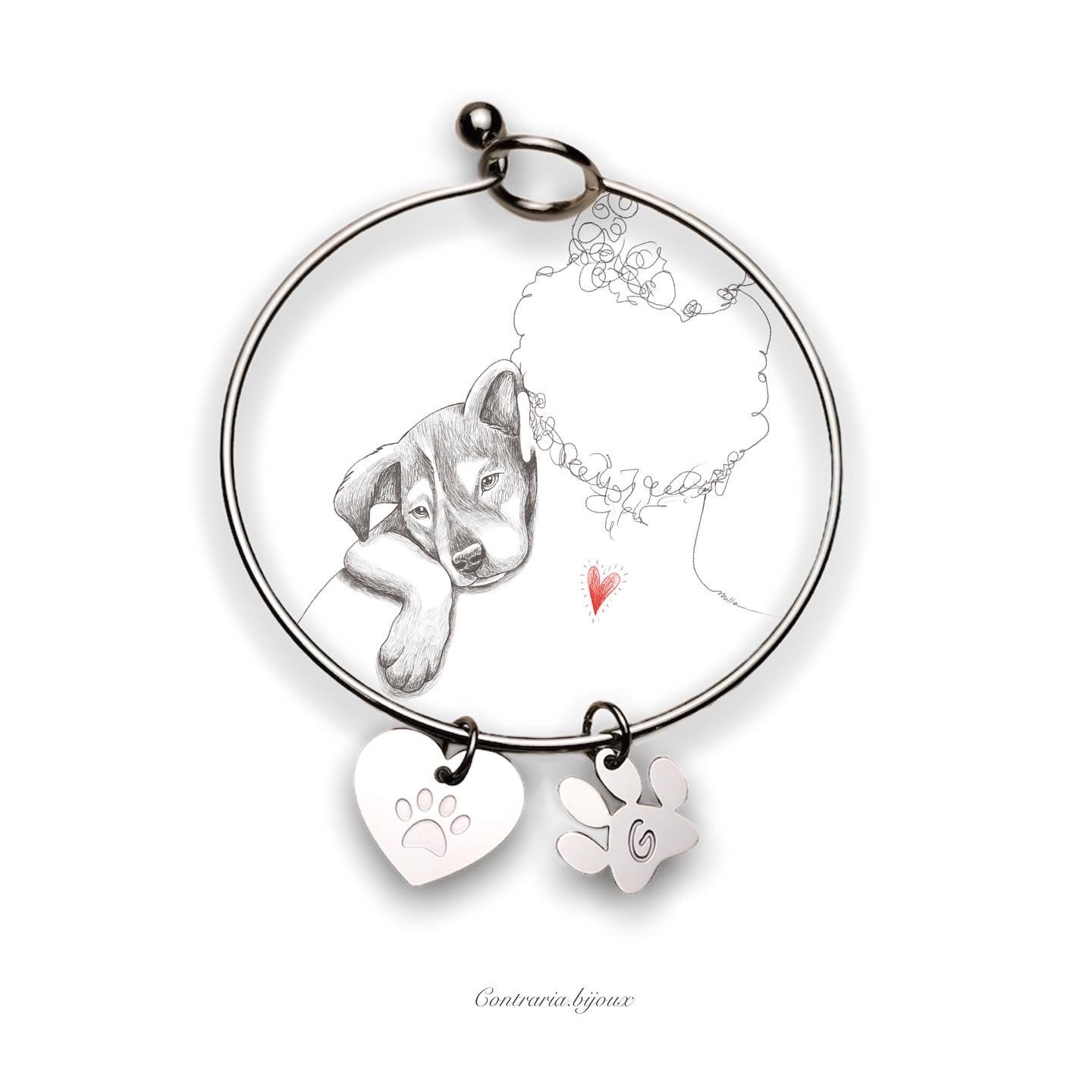Bracciale rigido : ciondolo cuore e ciondolo zampa con iniziale incisa - ContrariaBijoux
