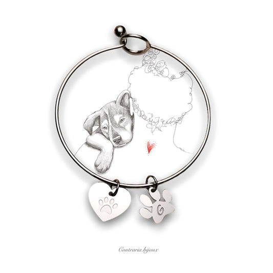 Bracciale rigido : ciondolo cuore e ciondolo zampa con iniziale incisa - ContrariaBijoux