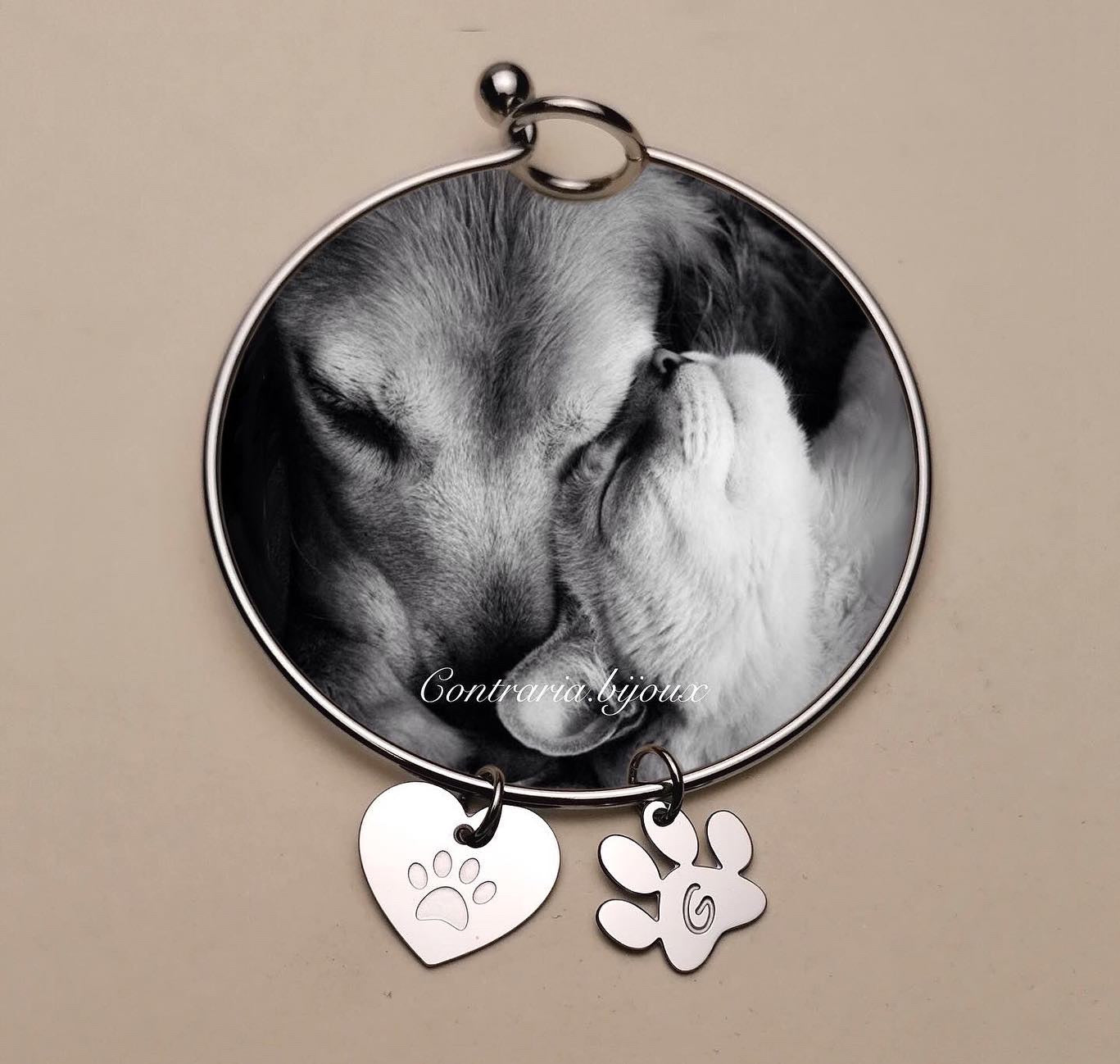 Bracciale rigido : ciondolo cuore e ciondolo zampa con iniziale incisa - ContrariaBijoux