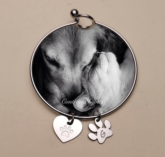 Bracciale rigido : ciondolo cuore e ciondolo zampa con iniziale incisa - ContrariaBijoux