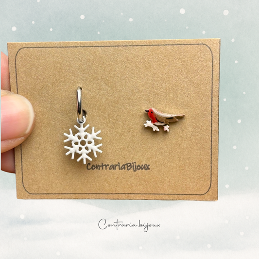 Orecchini pettirosso sulla neve e fiocco di neve pendente