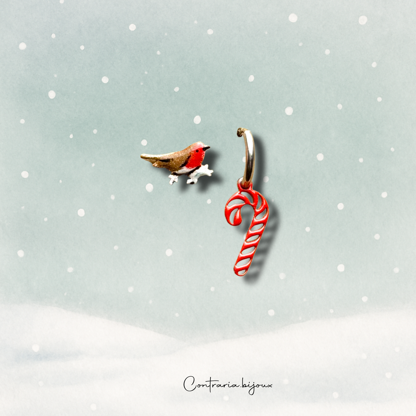 Orecchini pettirosso sulla neve e fiocco di neve pendente
