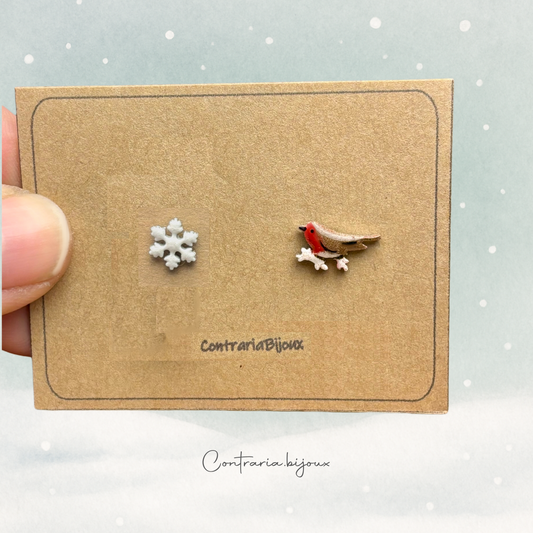 Orecchini pettirosso sulla neve e fiocco di neve