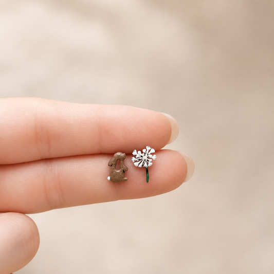 Orecchini leprotto a lobo in argento con dettagli a forma di leprotto, gioielli natura Contraria Bijoux.