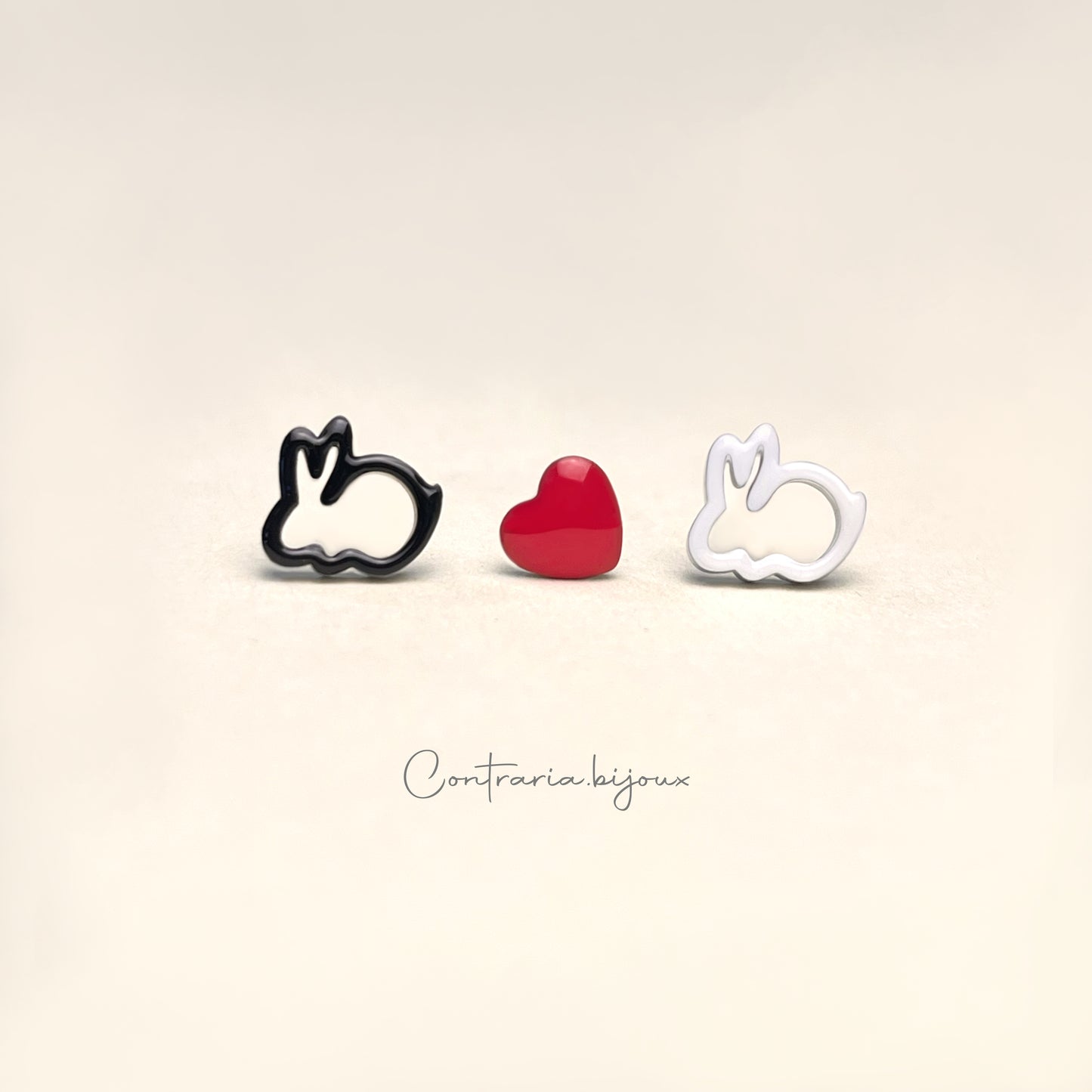 Tre Orecchini : Gatto nero, cuore, cane nero / Riccio , cuore , riccio  / Coniglio Bianco , cuore, Coniglio nero - ContrariaBijoux
