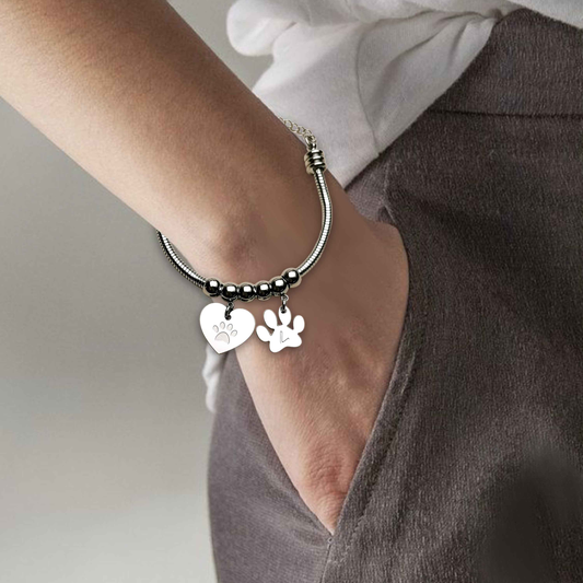 Bracciale snake personalizzato : ciondolo cuore e ciondolo zampa con iniziale incisa
