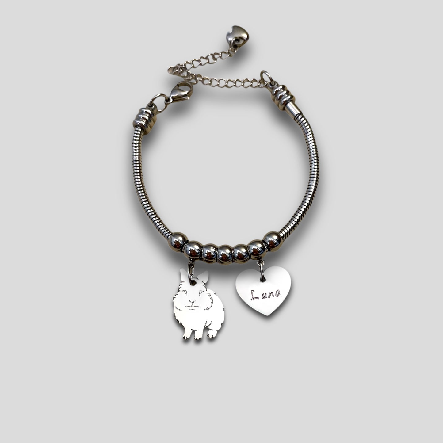 Bracciale coniglio testa di leone , Bracciale personalizzato ciondolo coniglio testa di leone e cuore con nome inciso - ContrariaBijoux