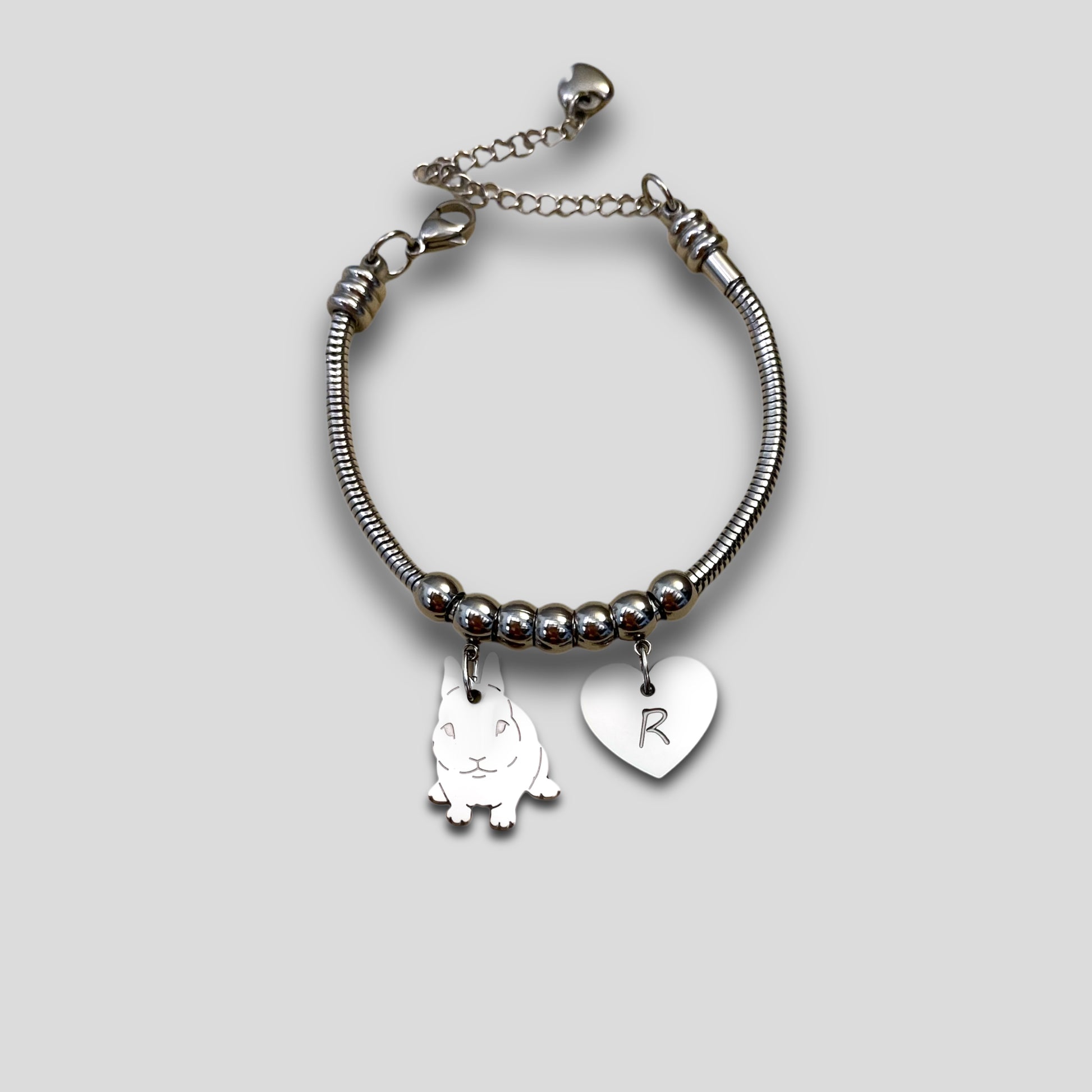 Bracciale ciondolo coniglio e cuore con iniziale incisa, Bracciale con coniglio nano - ContrariaBijoux