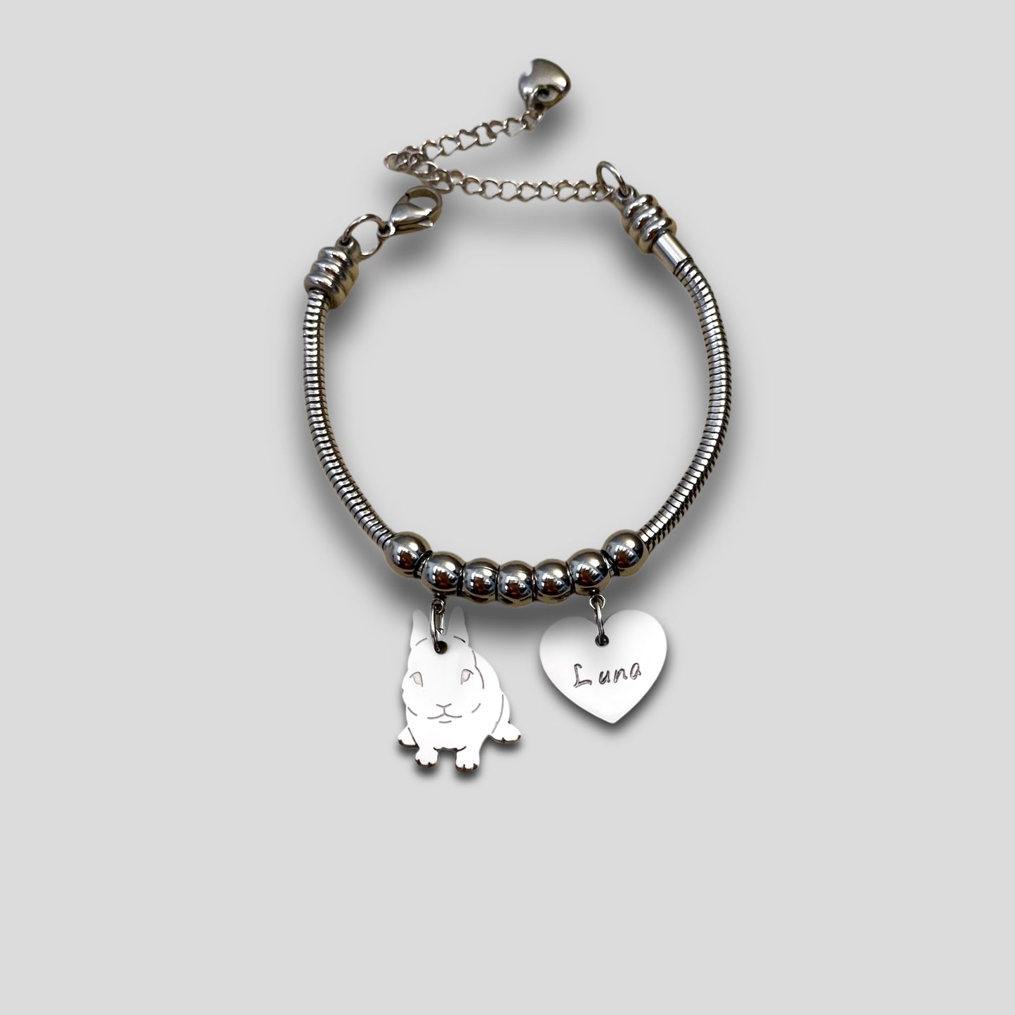 Bracciale ciondolo coniglio e cuore con iniziale incisa, Bracciale con coniglio nano - ContrariaBijoux