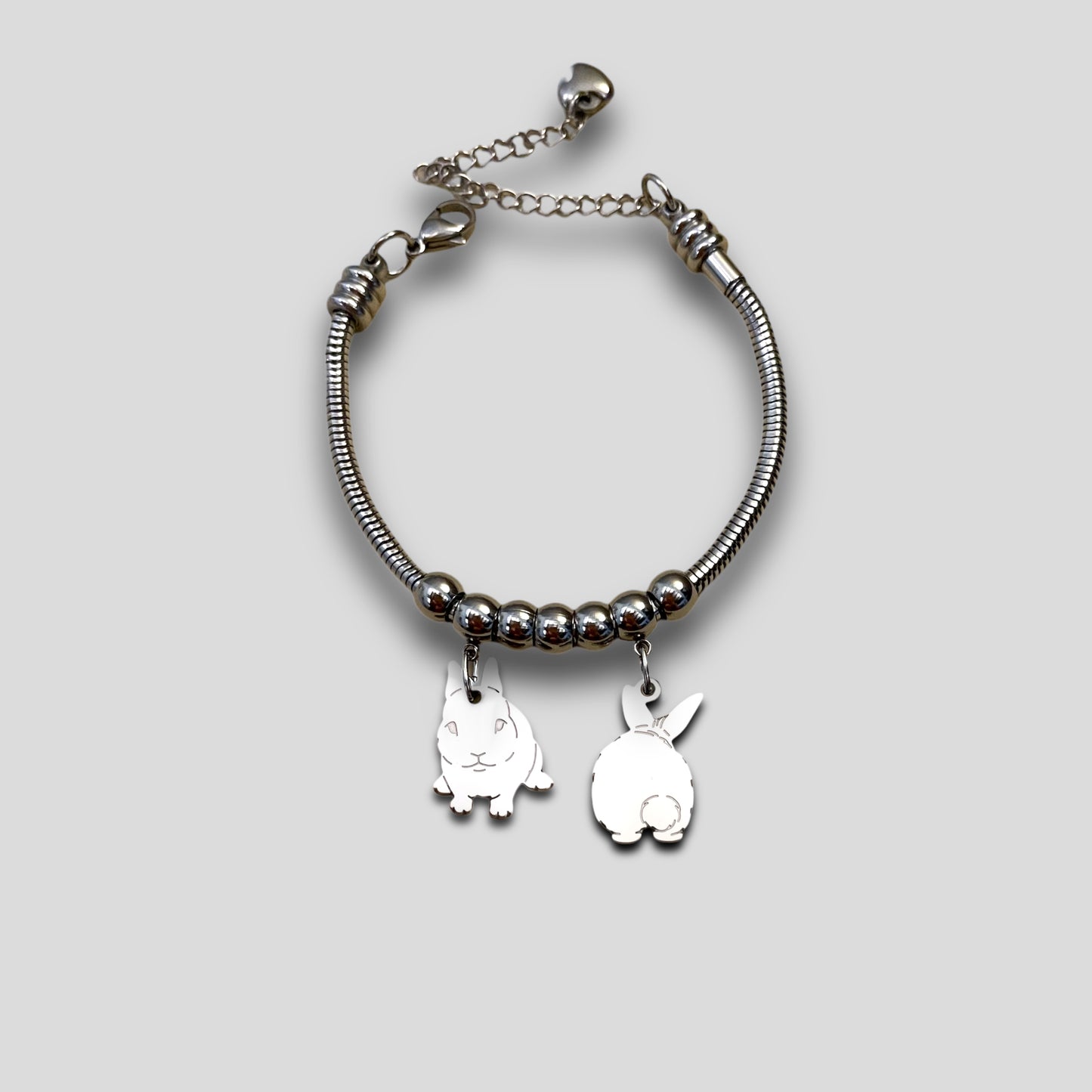 Bracciale ciondolo coniglio e cuore con iniziale incisa, Bracciale con coniglio nano - ContrariaBijoux