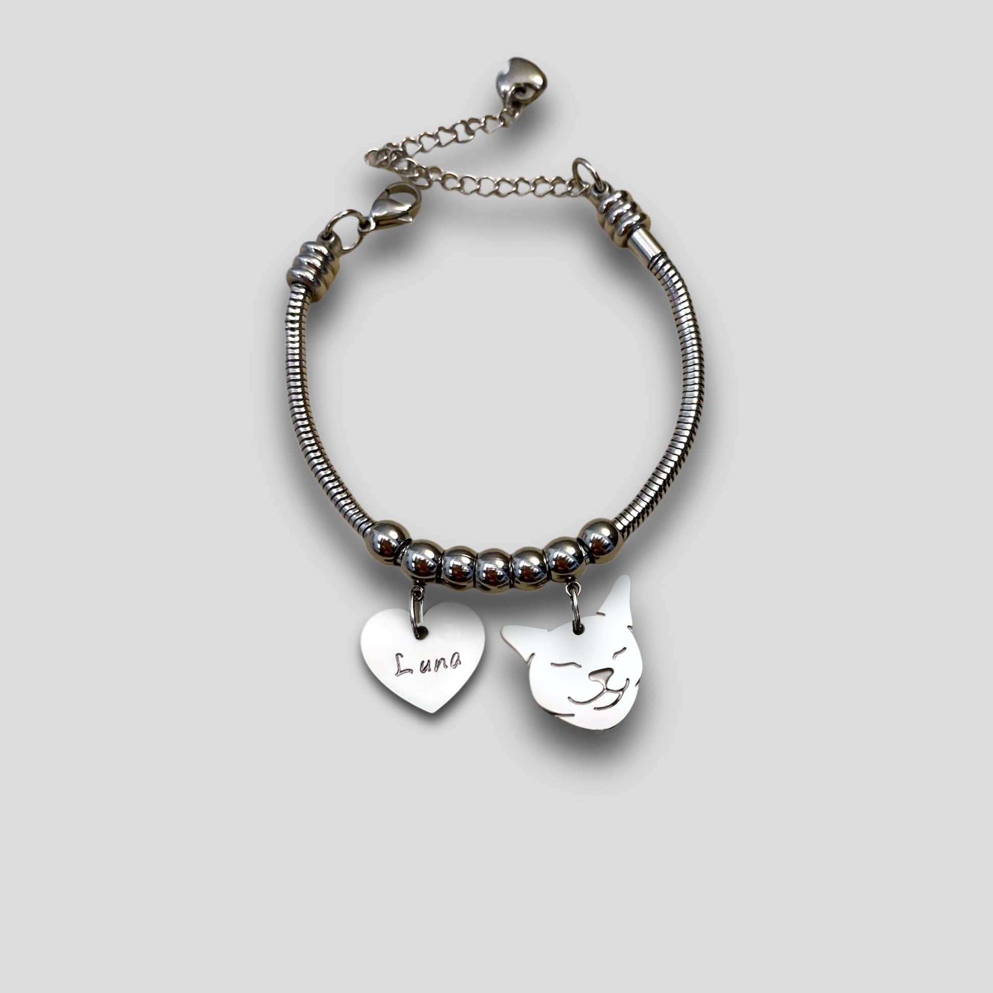 Bracciale Gatto e zampa con iniziale incisa, Bracciale snake con muso del gatto, ciondolo gatto - ContrariaBijoux