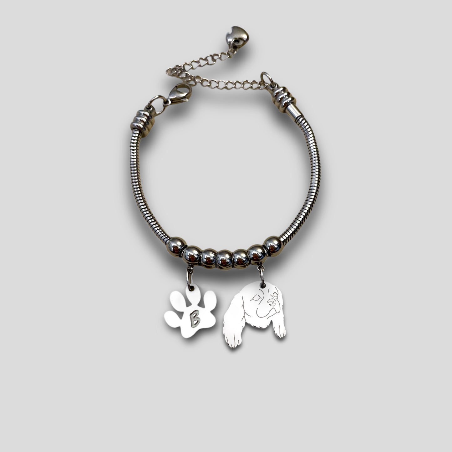 Bracciale Cane Cavalier King e zampa con iniziale incisa, Bracciale cane Cavalier King, Ciondolo cavalier king - ContrariaBijoux