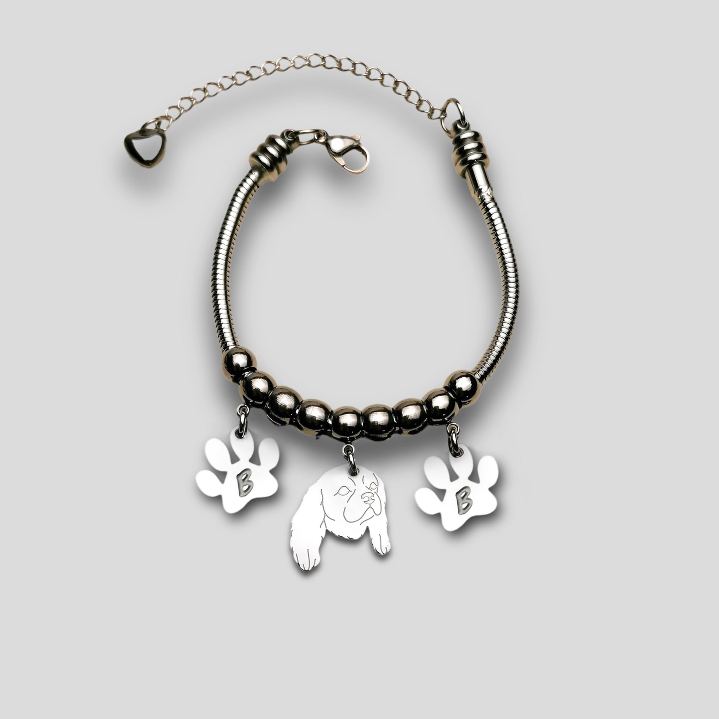 Bracciale Cane Cavalier King e zampa con iniziale incisa, Bracciale cane Cavalier King, Ciondolo cavalier king - ContrariaBijoux