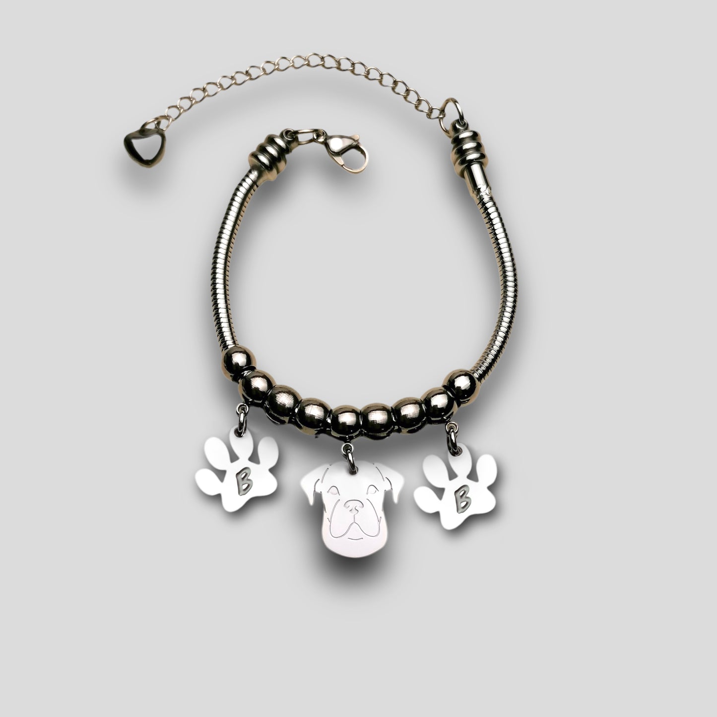 Bracciale cane Boxer e zampa con iniziale incisa, Bracciale ciondolo boxer - ContrariaBijoux