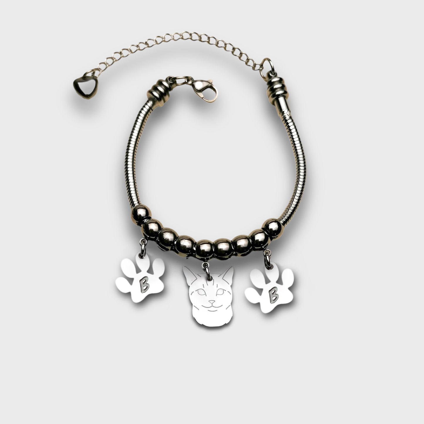 Bracciale muso Gatto, Bracciale con ciondolo gatto tigrato e zampa con iniziale incisa - ContrariaBijoux