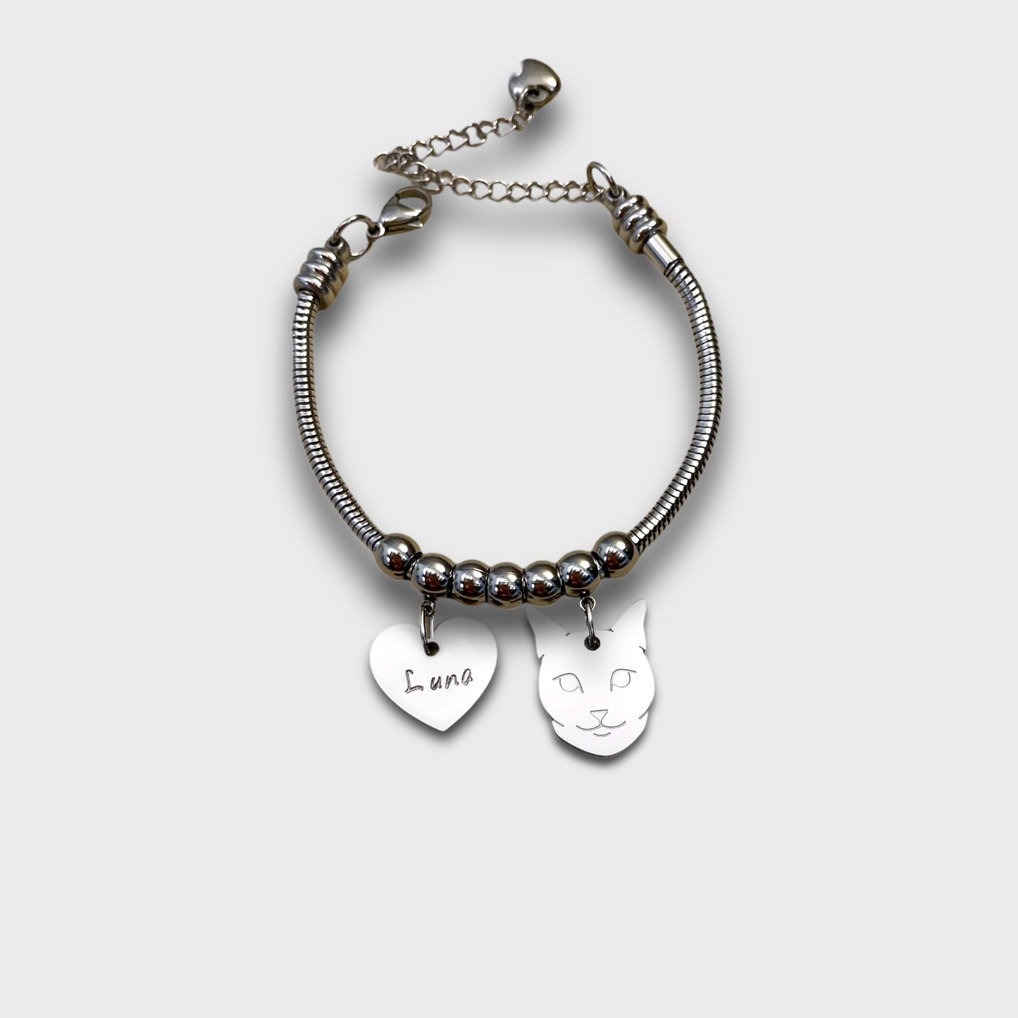 Bracciale muso Gatto, Bracciale con ciondolo gatto europeo e zampa con iniziale incisa - ContrariaBijoux