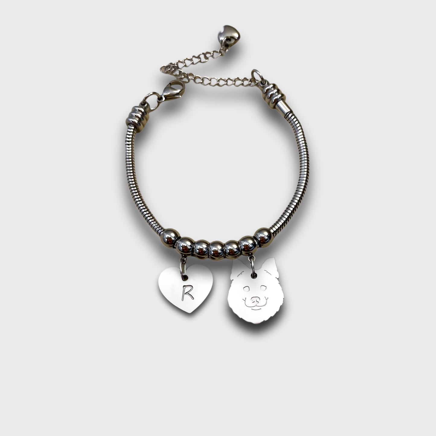 Bracciale cane Volpino di Pomerania e zampa con iniziale incisa, cane Pomerania ciondolo, bracciale pomerania - ContrariaBijoux