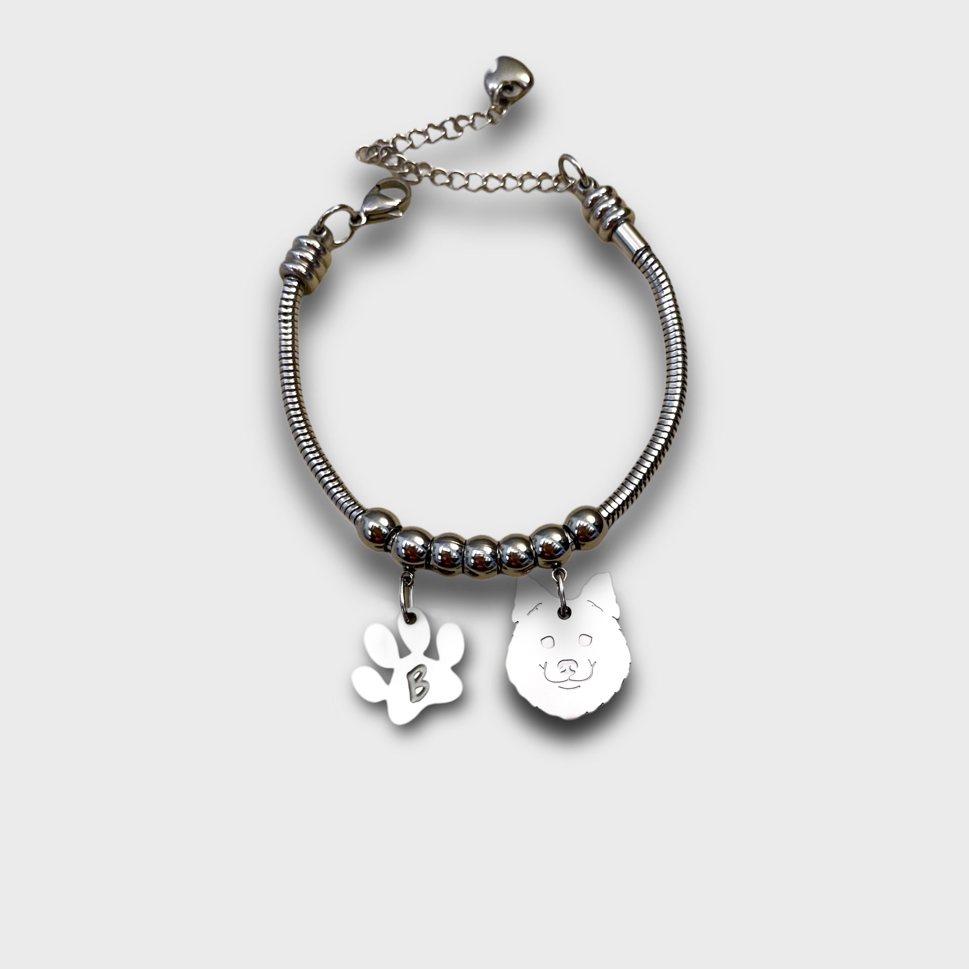 Bracciale cane Carlino e zampa con iniziale incisa, Bracciale con carlino - ContrariaBijoux