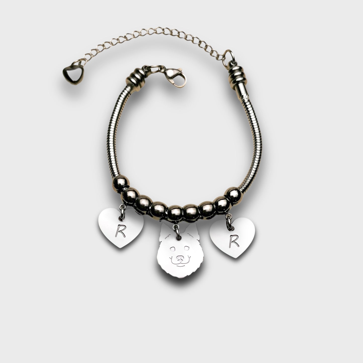 Bracciale cane Volpino di Pomerania e zampa con iniziale incisa, cane Pomerania ciondolo, bracciale pomerania - ContrariaBijoux