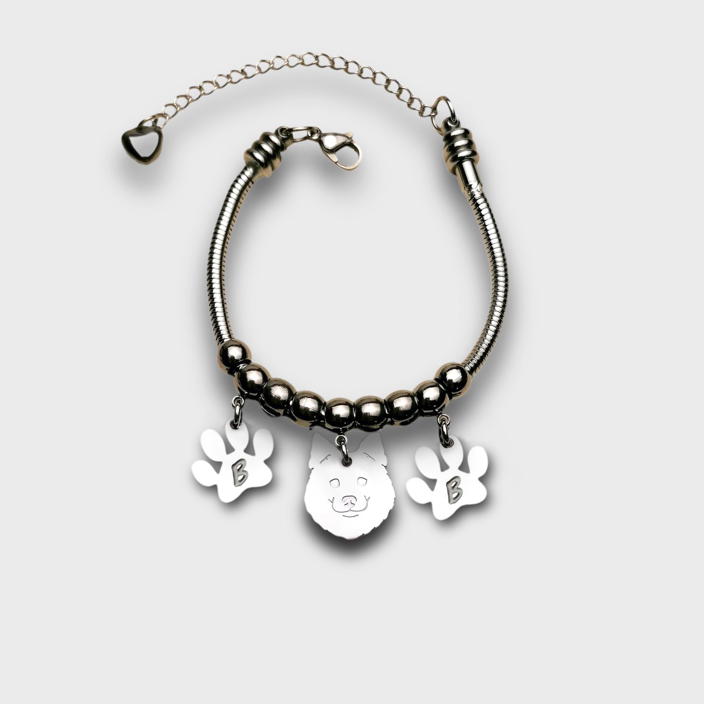 Bracciale cane Volpino di Pomerania e zampa con iniziale incisa, cane Pomerania ciondolo, bracciale pomerania - ContrariaBijoux