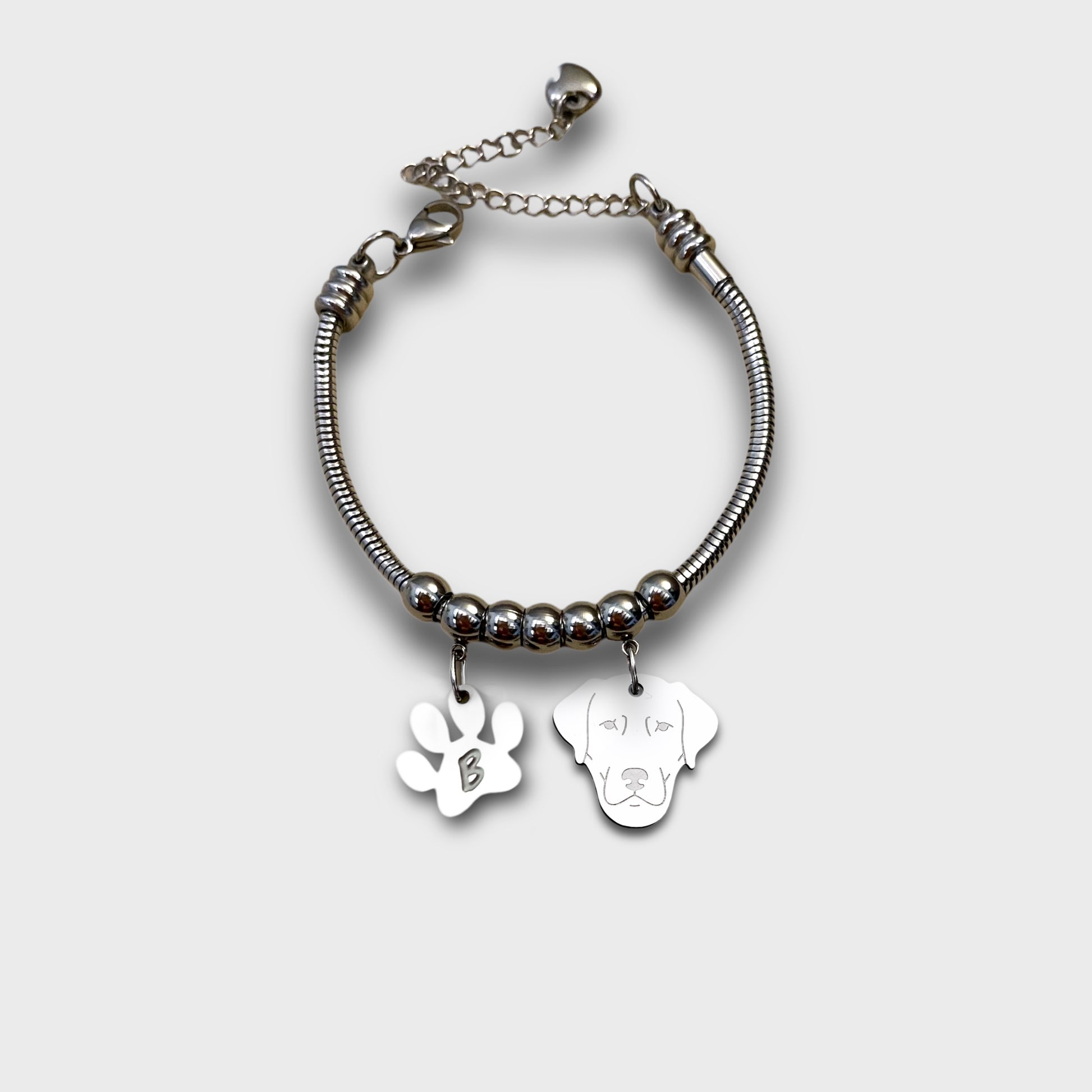Bracciale cane Labrador, Ciondolo Labrador e zampa con iniziale incisa, Bracciale personalizzato Labrador - ContrariaBijoux
