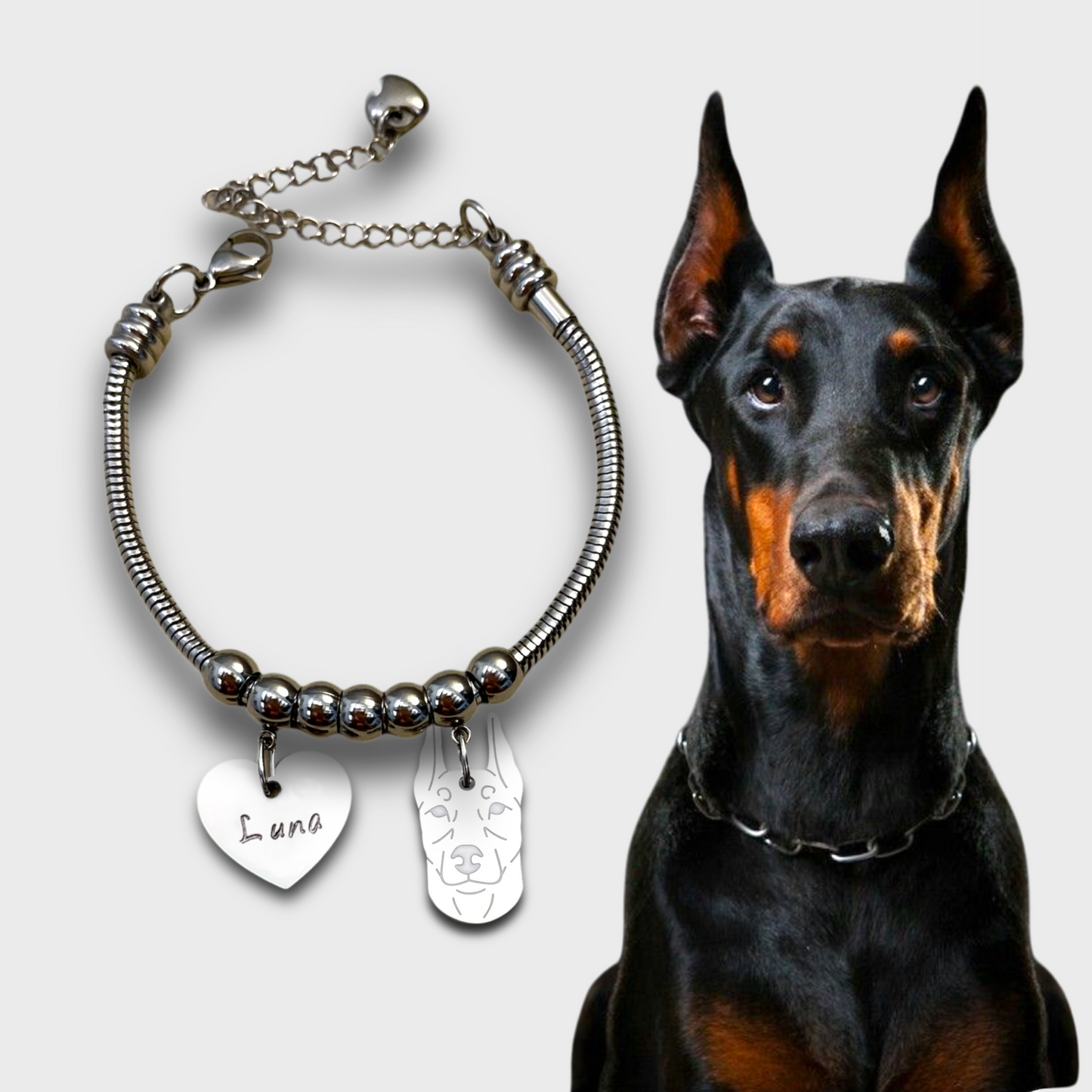Bracciale Cane Dobermann e zampa con iniziale incisa, ciondolo dobermann orecchie in su - ContrariaBijoux