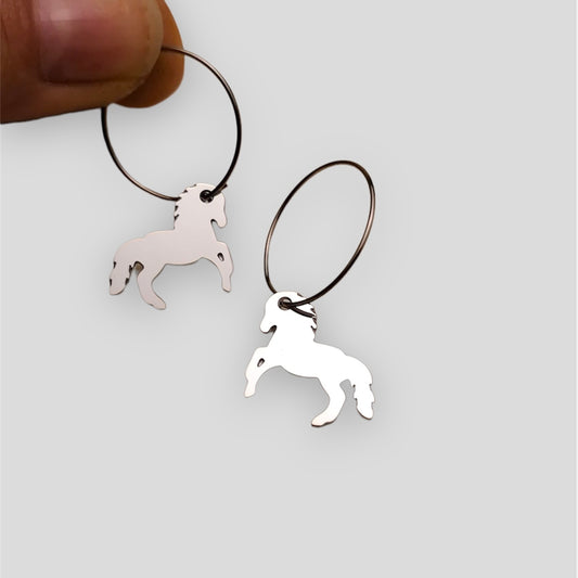 Orecchini cerchio con cavallo - ContrariaBijoux