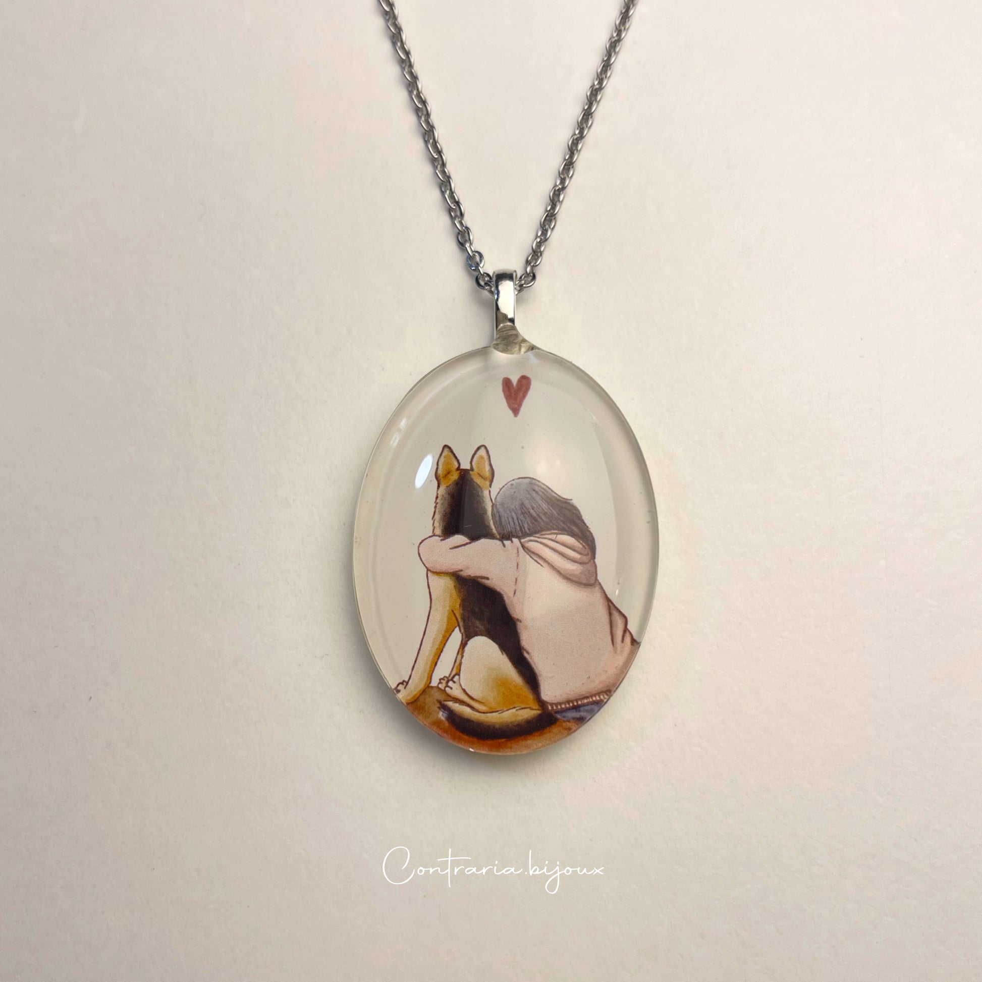 Collana ciondolo vetro con cane Pastore Tedesco e ragazza abbracciati - ContrariaBijoux