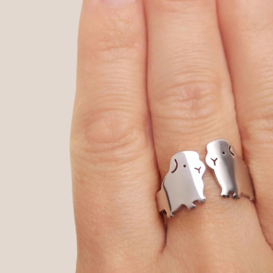 Anello che rappresenta la figura stilizzata di due porcellini d’india