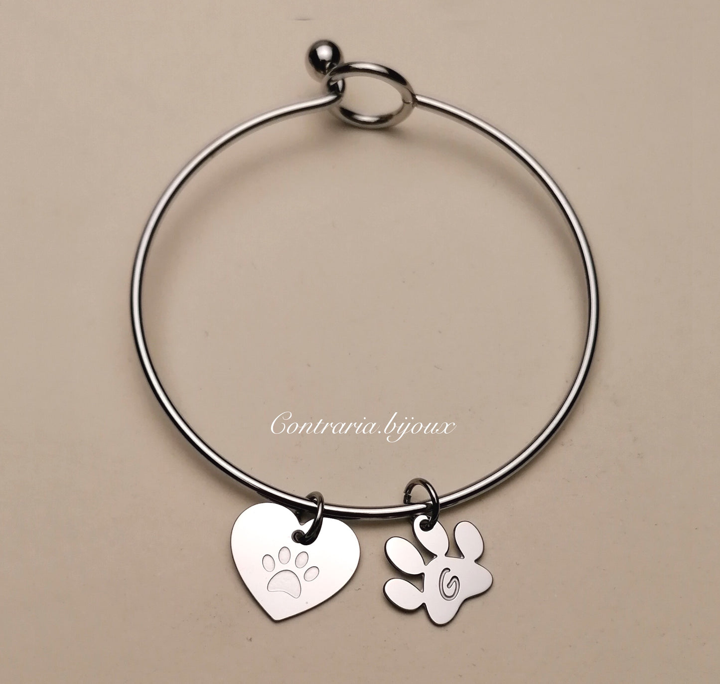 Bracciale rigido : ciondolo cuore e ciondolo zampa con iniziale incisa - ContrariaBijoux