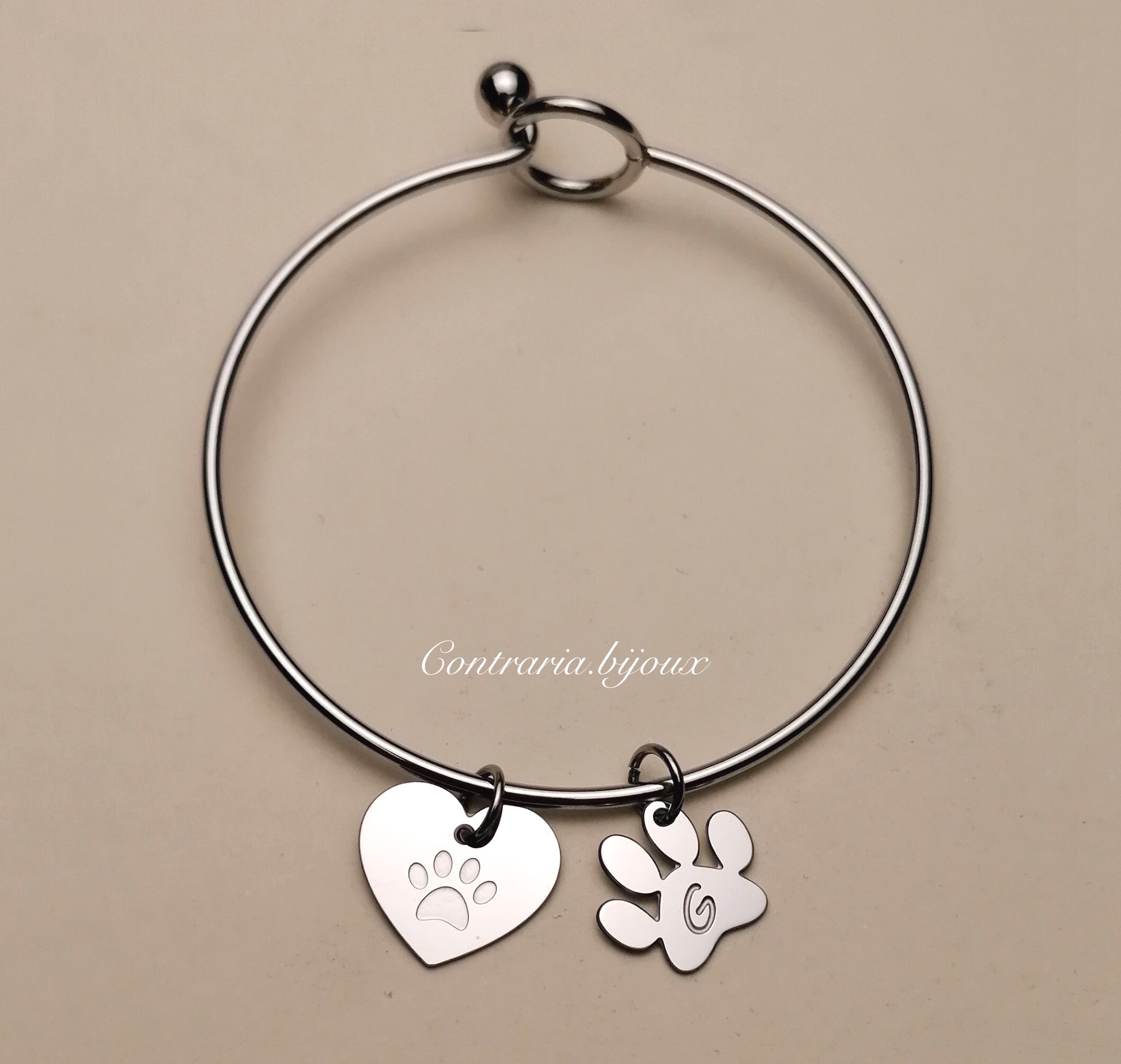 Bracciale rigido : ciondolo cuore e ciondolo zampa con iniziale incisa - ContrariaBijoux