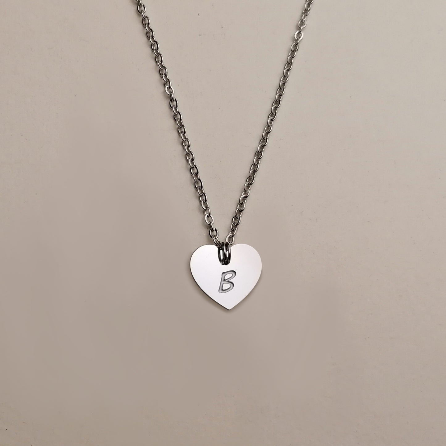 Collana con ciondolo zampa con iniziale incisa - ContrariaBijoux