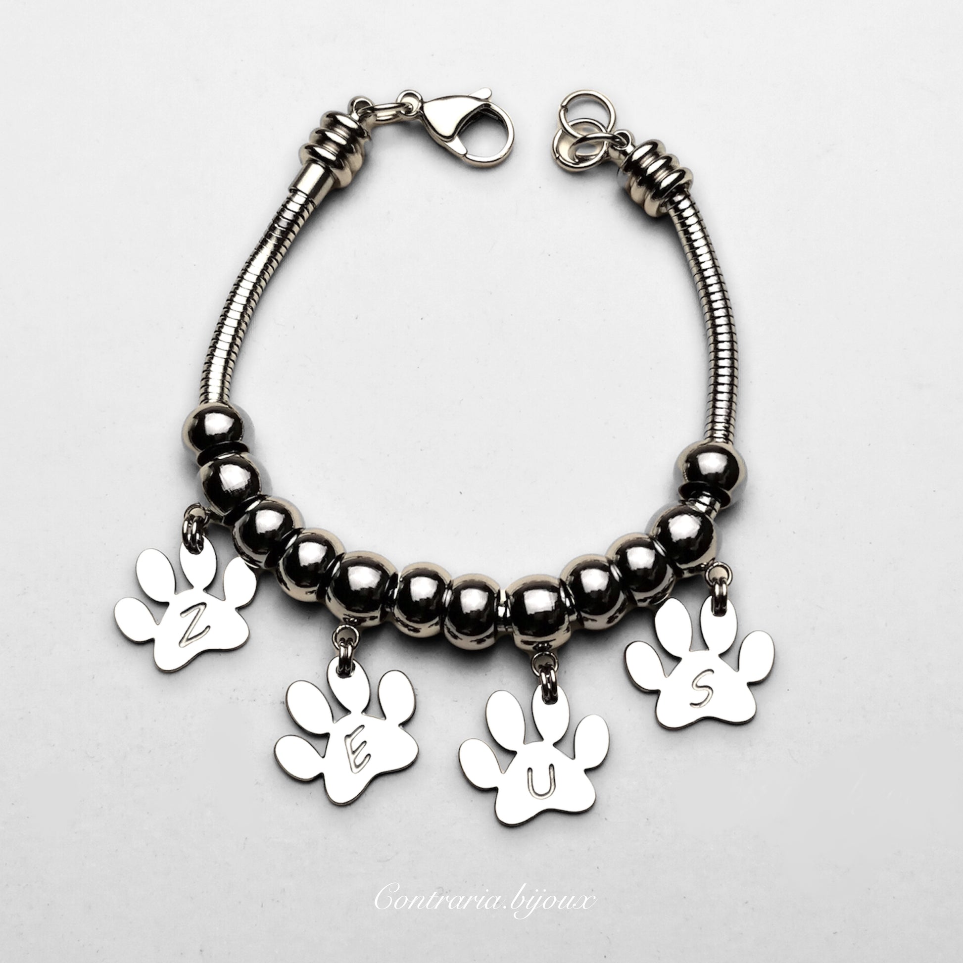 Bracciale snake con ciondolo zampa con iniziale incisa - ContrariaBijoux