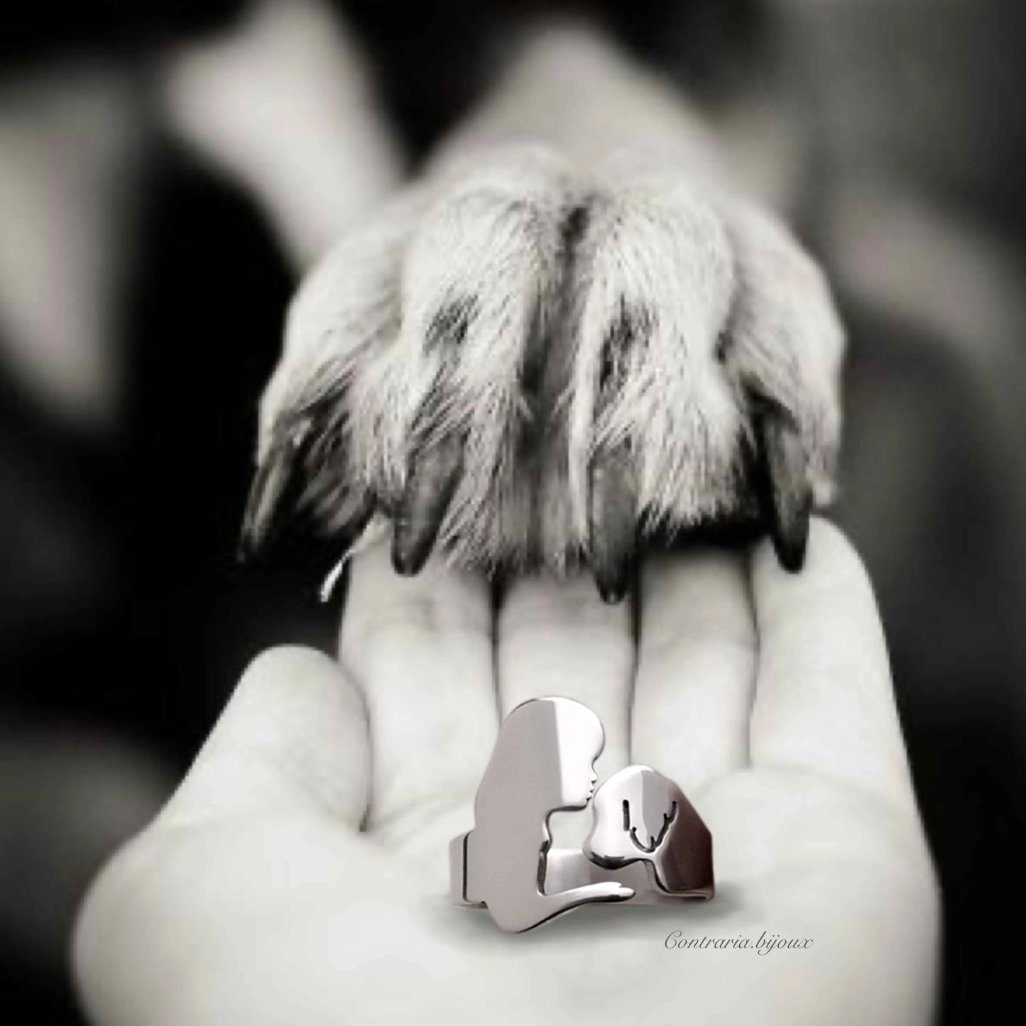 Anello che raffigura la sagoma di una ragazza di profilo che accarezza il muso di un cane Golden retriever di profilo