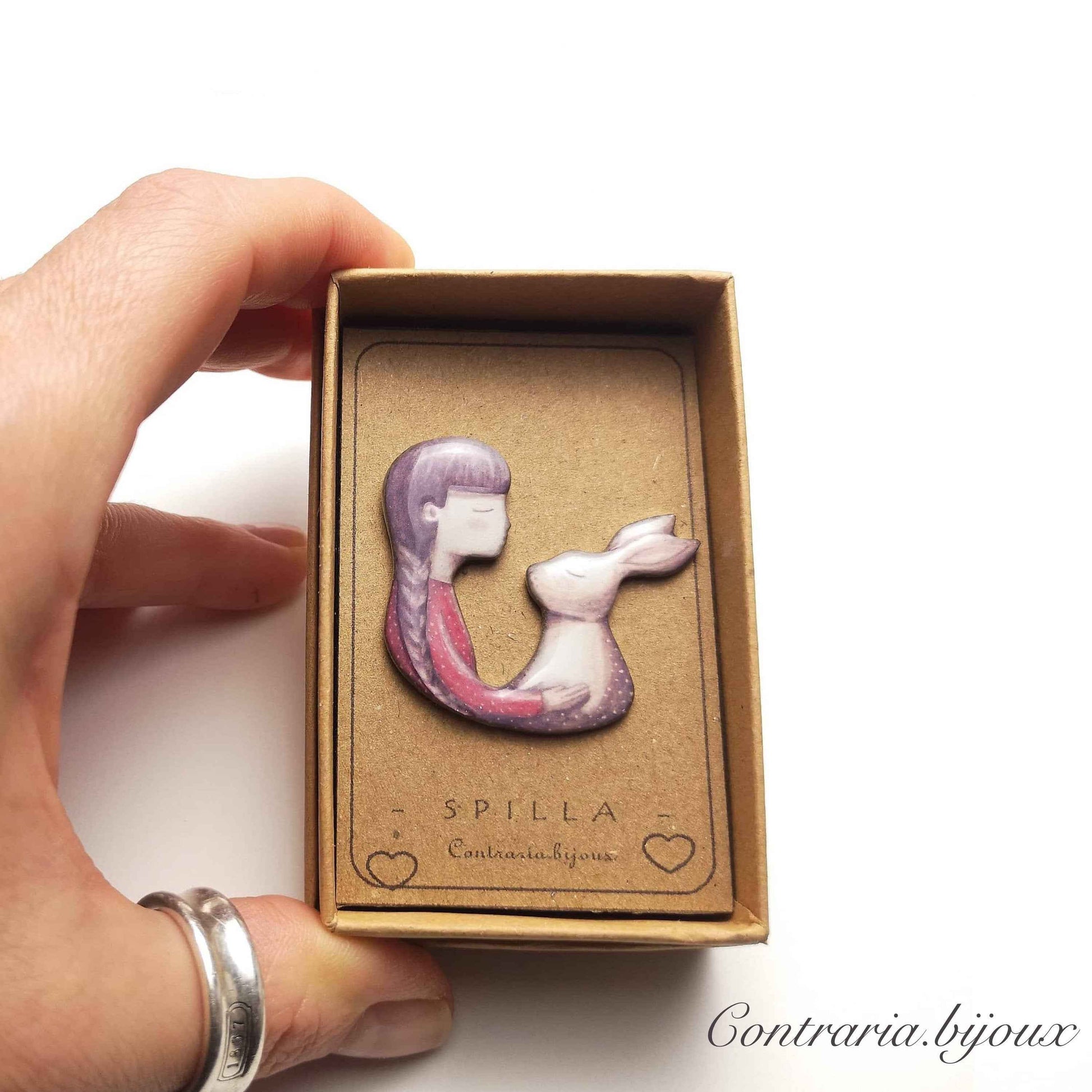 Spilla ragazza e coniglio