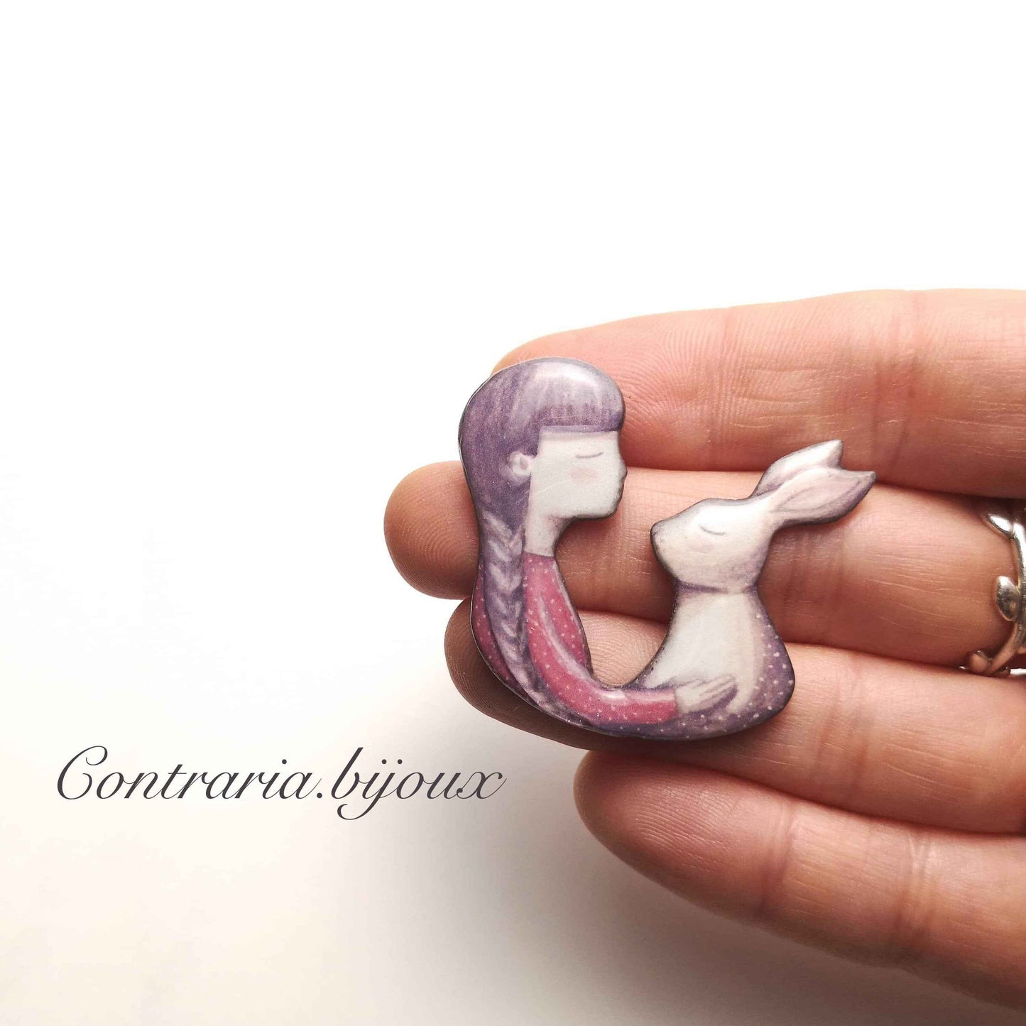 Spilla ragazza e coniglio