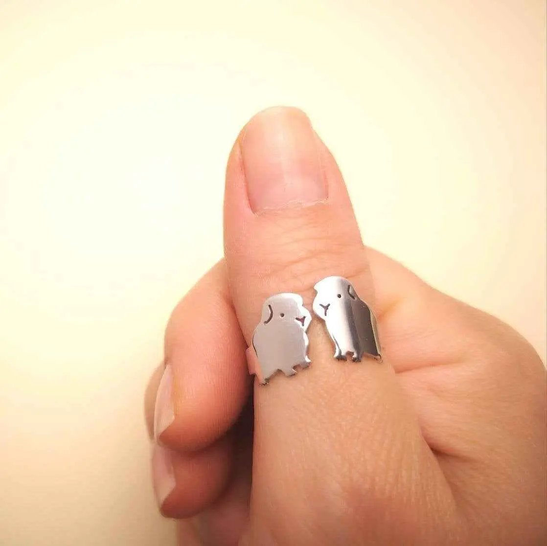 Anello che rappresenta la figura stilizzata di due porcellini d’india