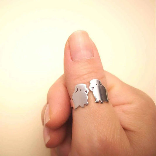 Anello che rappresenta la figura stilizzata di due porcellini d’india