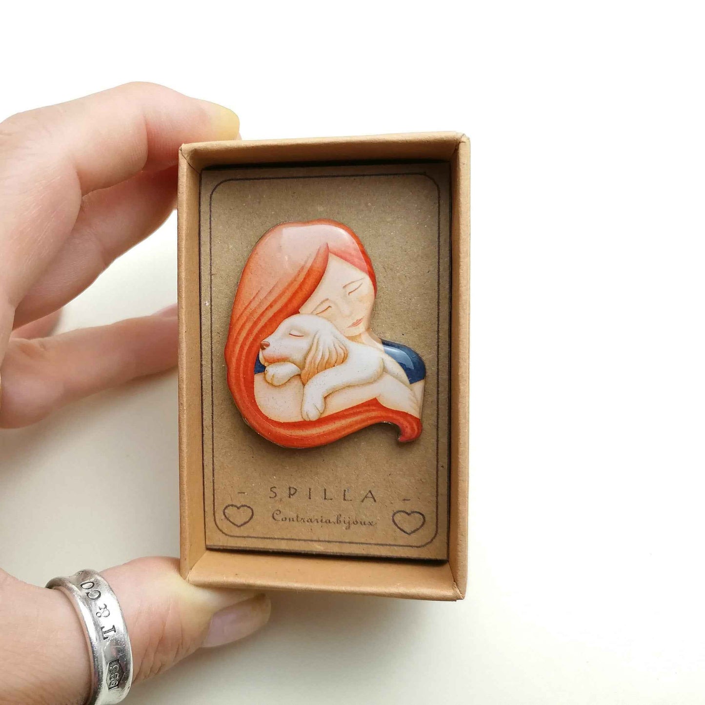 Spilla ragazza e cane